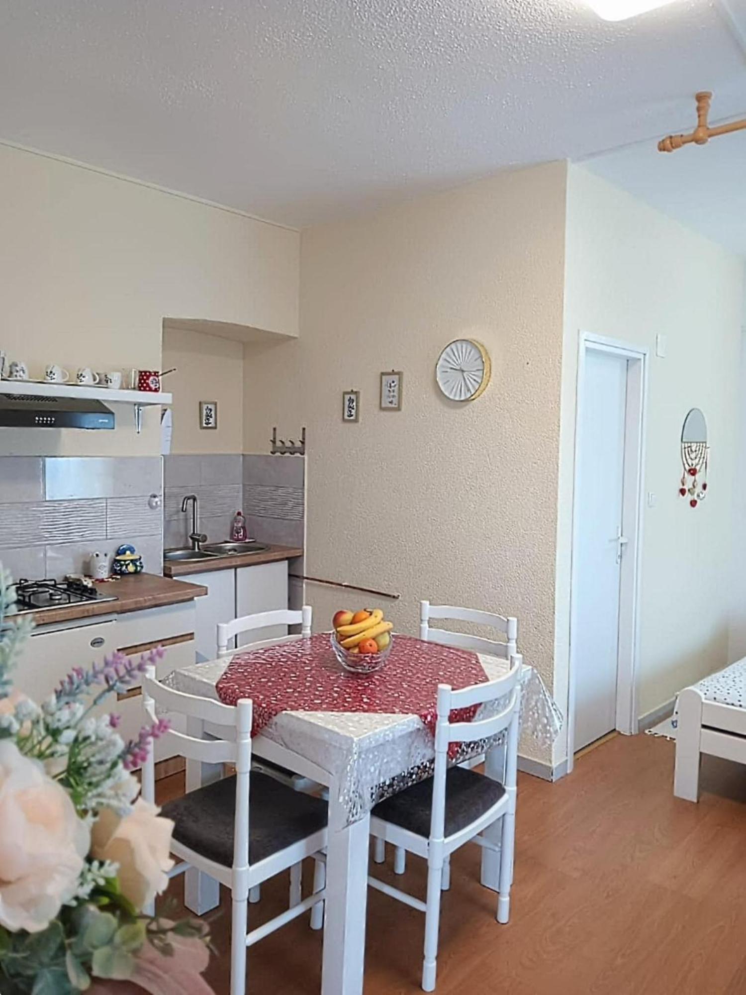 Apartment Apartman Jezerane Jezerane